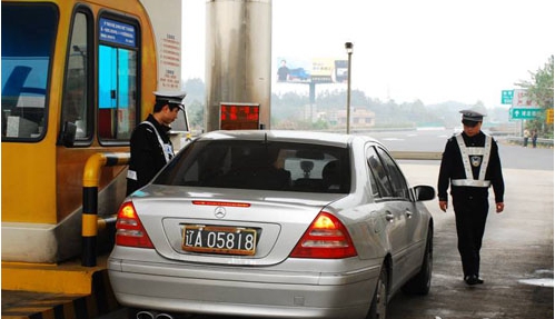 男子使用假證還毒駕,民警一眼識(shí)破 二代身份證讀卡器